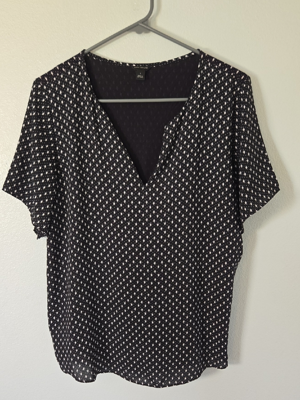 Ann Taylor | Black Mixed Media V Neck Top Size Large
